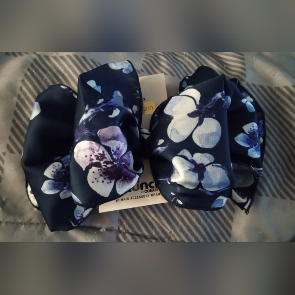 Scunci Blue Floral Hair Clip